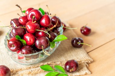 Ahşap arka planda taze kirazlar