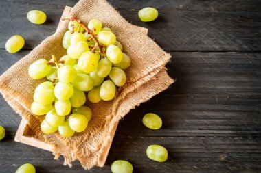 ahşap arka plan üzerinde taze yeşil üzüm