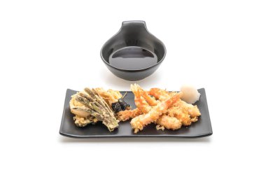 Beyaz arka plan üzerinde izole karides tempura (hırpalanmış kızarmış karides)