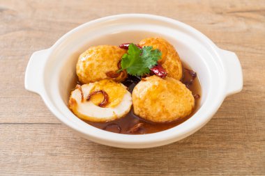 Tamarind soslu haşlanmış yumurta veya tatlı ve ekşi yumurta.