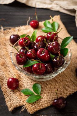 Ahşap arka planda taze kirazlar