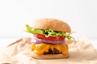 taze lezzetli biftek burger peynir ve patates kızartması ahşap arka plan üzerinde