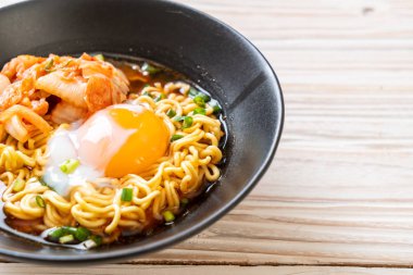 Kimchi ve yumurta - Korece ramen tarzı ile Kore anlık erişte