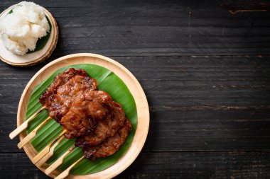 Beyaz pilavlı ızgara süt domuzu. Tayland sokak yemeği tarzı.