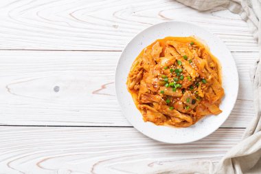 Kore usulü kimchi ile kızartılmış domuz eti.