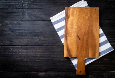 ahşap arka plan üzerinde mutfak bezle ahşap tahta boş kesme