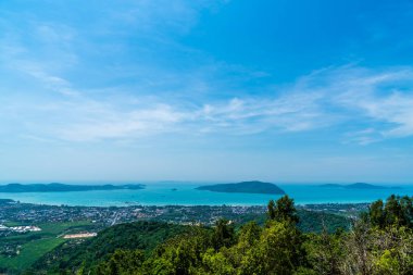 Phuket şehir manzarası ile deniz plaj ve mavi gökyüzü