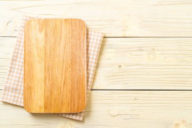ahşap arka plan üzerinde mutfak bezle ahşap tahta boş kesme