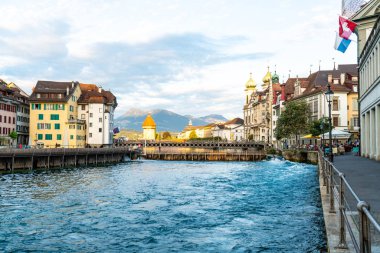 Tarihi kent merkezi, Lucerne (Luzern) İsviçre'deki ünlü Şapel Köprüsü ile.