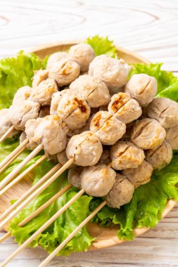 Izgara domuz köftesi ve tatlı acı biber sosu.