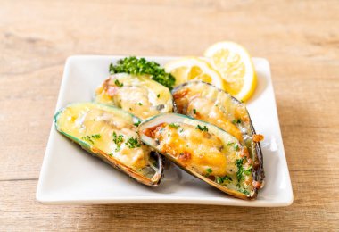 Peynirli taze midye.