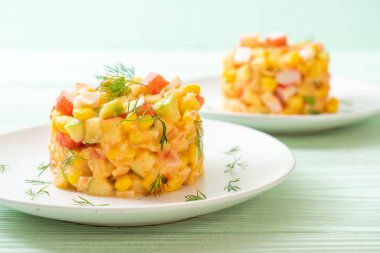 meyve salatası (elma, Mısır, papaya, ananas) - yengeç sopa ile karışık sağlıklı gıda tarzı