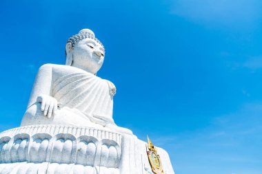 Phuket, Tayland için mavi gökyüzü ile beyaz mermer Big Buddha