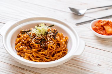 Kore sıcak ve baharatlı anlık noodle kimchi - Kore yemeği tarzı ile