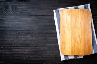 ahşap arka plan üzerinde mutfak bezle ahşap tahta boş kesme