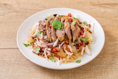 Kızarmış ördek - füzyon gıda tarzı ile pamelo baharatlı salata