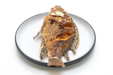 derin kızarmış balık beyaz arka plan üzerinde izole spicy seafood sos ile