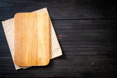 ahşap arka plan üzerinde mutfak bezle ahşap tahta boş kesme