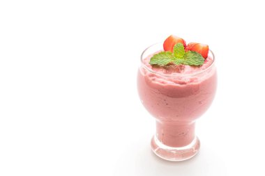 Beyaz arka plan üzerinde izole smoothies çilek milkshake
