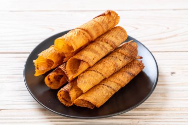 Çıtır çıtır kurutulmuş kalamar ruloları tabakta.