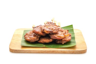 Beyaz arka planda beyaz yapışkan pirinç ile ızgara süt domuzu.