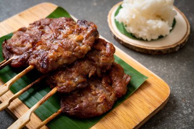 Beyaz pilavlı ızgara süt domuzu. Tayland sokak yemeği tarzı.