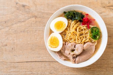 domuz eti ve yumurta - Japon tarzı ile TONKOTSU ramen erişte