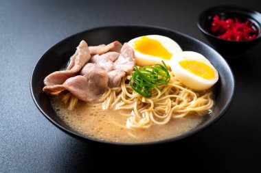 domuz eti ve yumurta - Japon tarzı ile TONKOTSU ramen erişte
