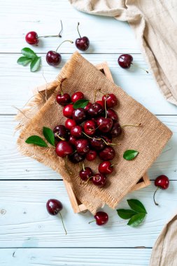 Ahşap arka planda taze kirazlar