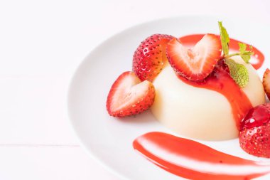 taze çilek - sağlıklı yemek ve tatlı ile yoğurt puding