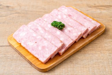 dilimlenmiş taze çiğ pastırma Barbekü