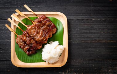 Beyaz pilavlı ızgara süt domuzu. Tayland sokak yemeği tarzı.