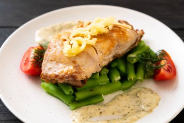 Izgara balık bifteği.