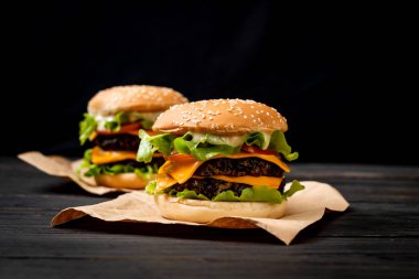 Ev yapımı ve taze lezzetli burger peynirli