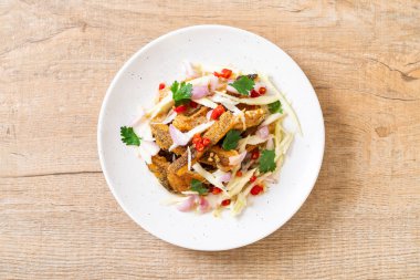 Baharatlı salatalı gevrek gourami balığı. Asya usulü.