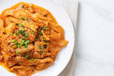 Kore usulü kimchi ile kızartılmış domuz eti.