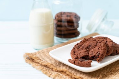 ahşap zemin üzerine çikolata parçaları ile çikolata kurabiye