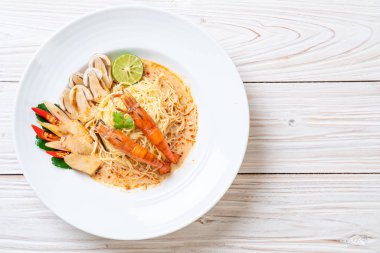 Baharatlı karides spagetti makarna (Tom Yum Goong) - İtalyan Füzyon gıda tarzı