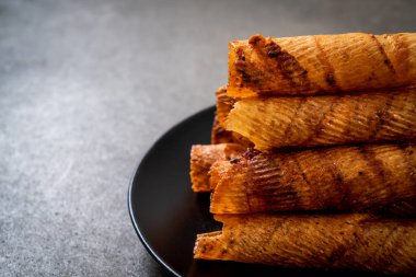 Çıtır çıtır kurutulmuş kalamar ruloları tabakta.