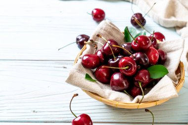 Ahşap arka planda taze kirazlar