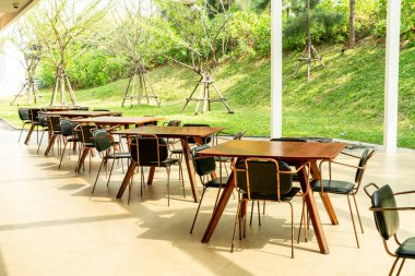 Boş masa ve sandalye restoranda