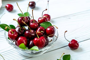 Ahşap arka planda taze kirazlar