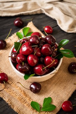 Ahşap arka planda taze kirazlar