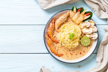 Baharatlı karides spagetti makarna (Tom Yum Goong) - İtalyan Füzyon gıda tarzı