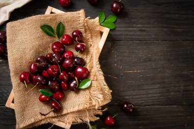 Ahşap arka planda taze kirazlar