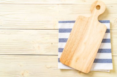 ahşap arka plan üzerinde mutfak bezle ahşap tahta boş kesme