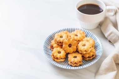 Hindistan cevizli bisküvi ve ananas reçeli.