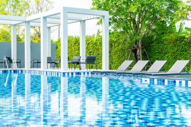 Otel ve tatil seyahat ve tatil için açık yüzme havuzunda havuzuyla yatak