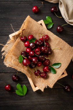 Ahşap arka planda taze kirazlar