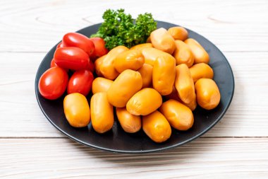 domuz eti kokteyl sosisi plaka üzerinde